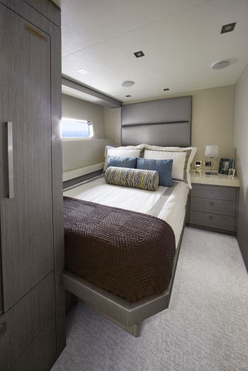 Hatteras 70 Motor Yacht guest stateroom