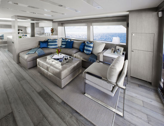 Hatteras 70 Motor Yacht salon