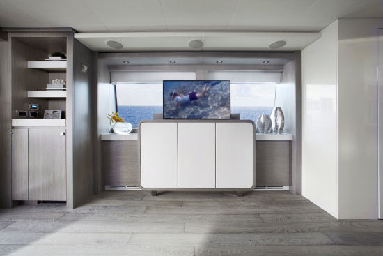 Hatteras 70 Motor Yacht tv