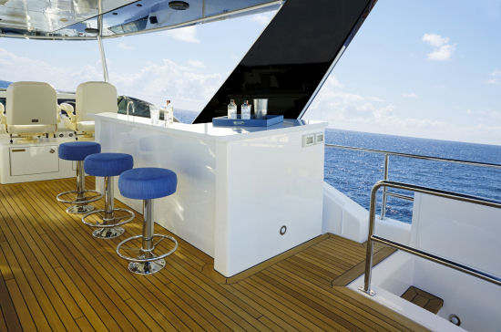 Hatteras 70 Motor Yacht wet bar