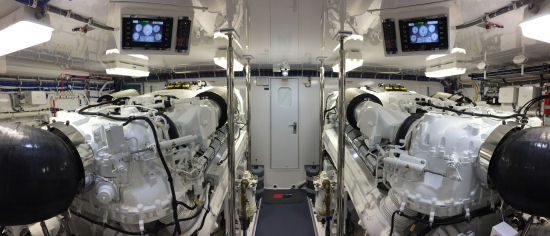 Hatteras GT 70 displays