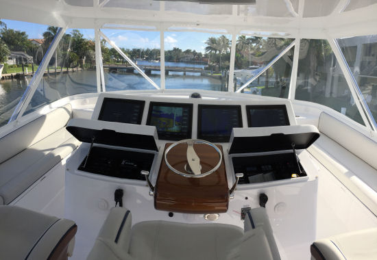 Hatteras GT 70 helm