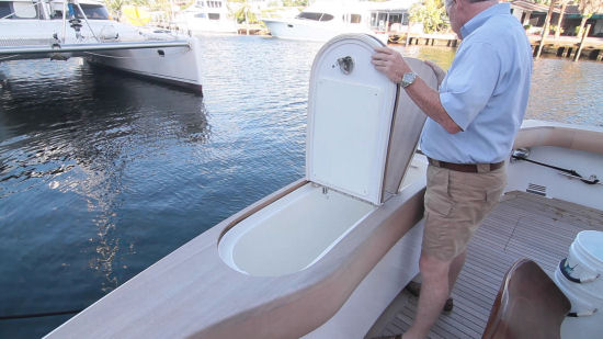 Hatteras GT 70 transom livewell