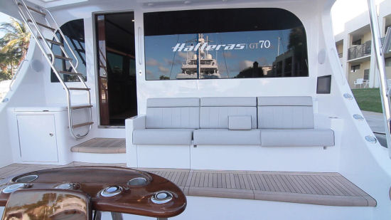 Hatteras GT 70 mezzanine seating