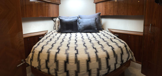 Hatteras GT 70 vip stateroom