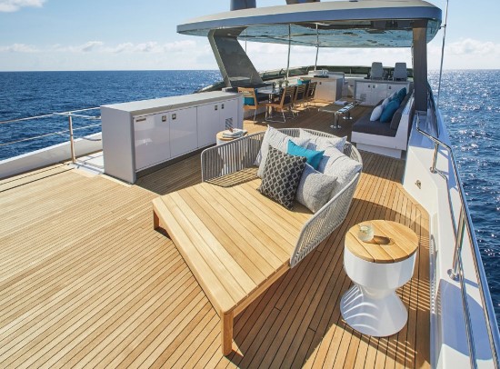 Hatteras M90 Panacera fly bridge