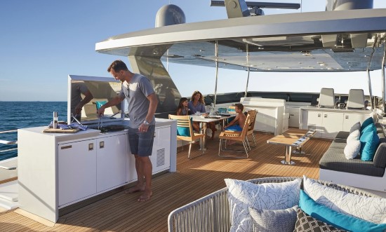 Hatteras M90 Panacera grill