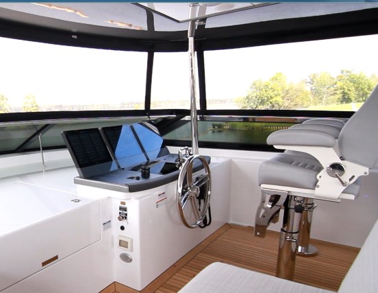 Hatteras M90 Panacera helm