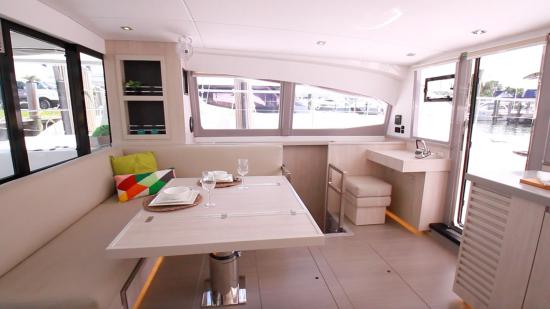 Leopard 43 PC salon table