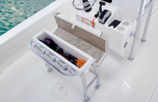 Mako 204 CC leaning post storage