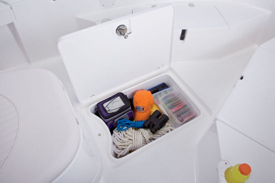 Mako 204 CC sole locker