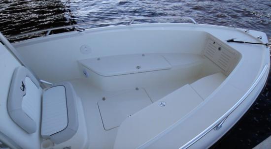 Mako 284 CC bow rail