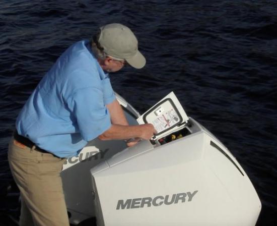 Mako 284 CC cowl door