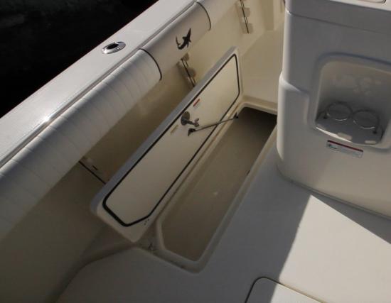 Mako 284 CC fish boxes