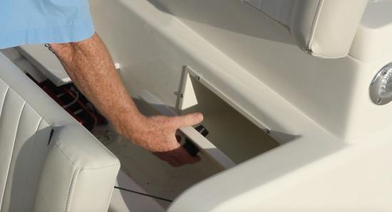 Mako 284 CC helm seat