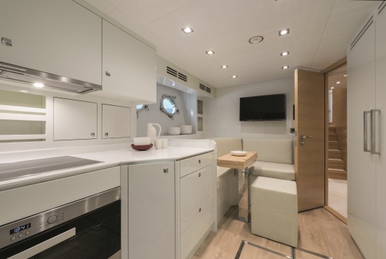 Monte Carlo Yachts 96 dinette