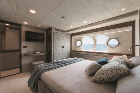 Monte Carlo Yachts 96 vip cabin