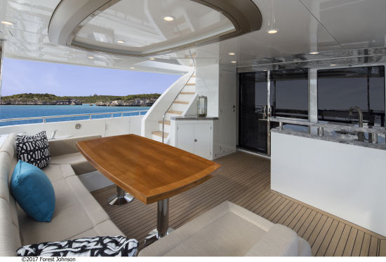 Ocean Alexander 85 Motoryacht aft deck