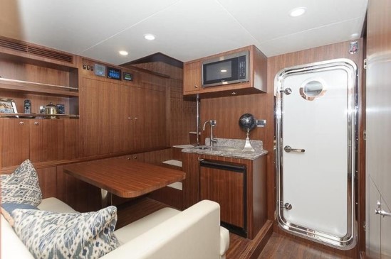 Ocean Alexander 85 Motoryacht crew galley