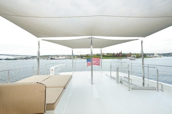 Ocean Alexander 85 Motoryacht fly bridge aft