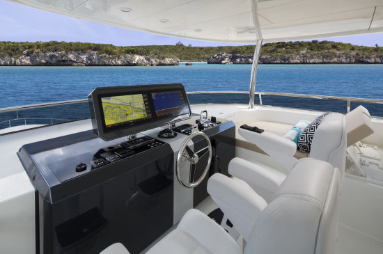 Ocean Alexander 85 Motoryacht helm