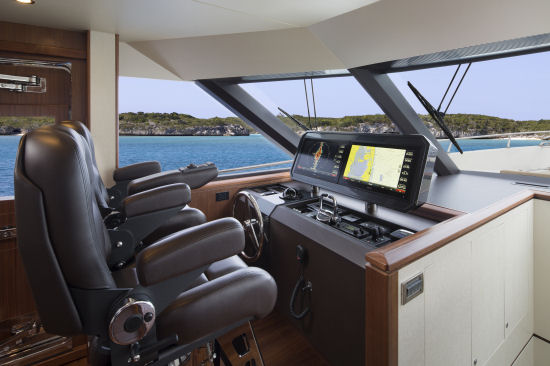 Ocean Alexander 85 Motoryacht helm station