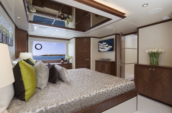 Ocean Alexander 85 Motoryacht master stateroom