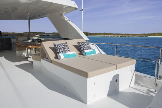 Ocean Alexander 85 Motoryacht settee