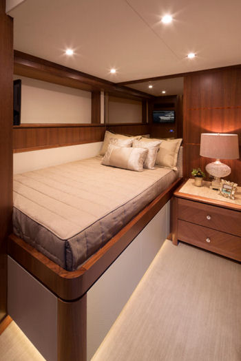 Ocean Alexander 85 Motoryacht smaller stateroom
