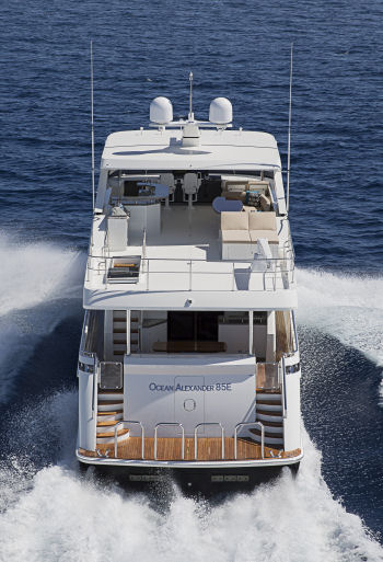 Ocean Alexander 85 Motoryacht swim platform