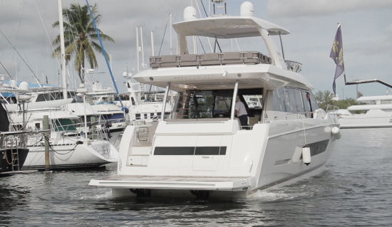 Prestige Yachts 680 docking