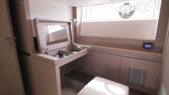 Prestige Yachts 680 vanity