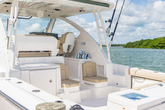 Pursuit OS 355 Offshore cockpit