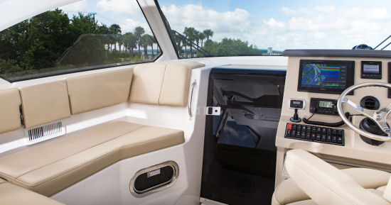 Pursuit OS 355 Offshore lounge