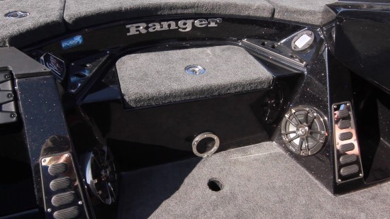 Ranger Boats 521L Comanche center station