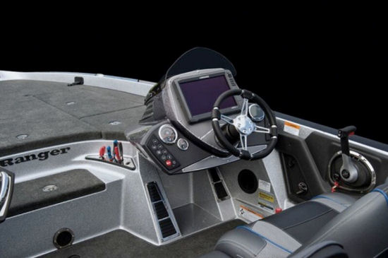 Ranger Boats Z520C helm