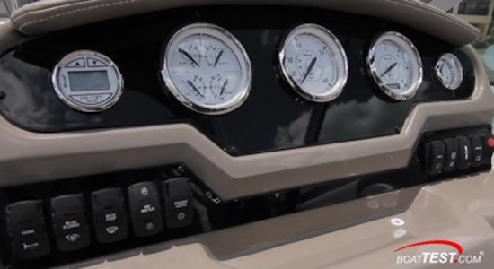 Regal 26 Express helm 2