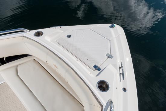 Regal 33 SAV fore deck