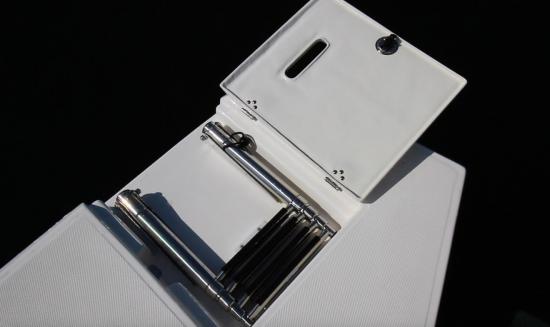 Regal 33 SAV stern ladder