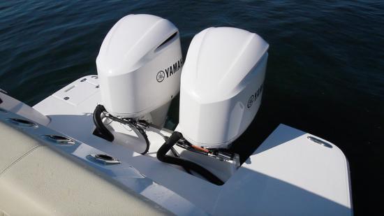 Regal 33 SAV outboards