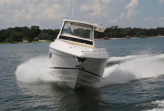 Regal 33 SAV running