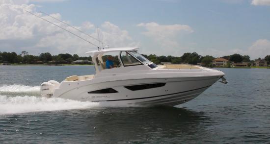 Regal 33 SAV running