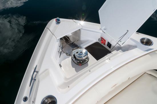 Regal 33 SAV windlass