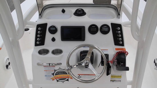 Robalo 226 Cayman helm