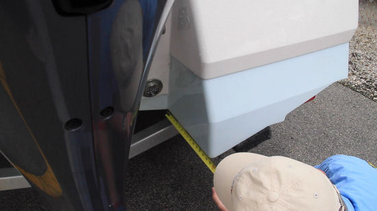 Robalo 226 Cayman hull