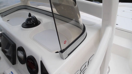 Robalo 226 Cayman windshield