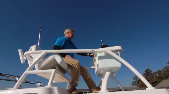 Robalo 246 Cayman SD bench seat