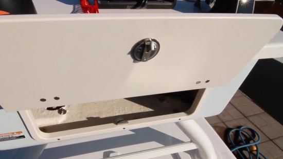 Robalo 246 Cayman SD latch