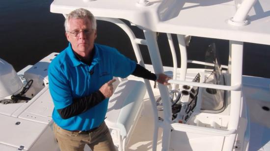 Robalo 246 Cayman SD supports