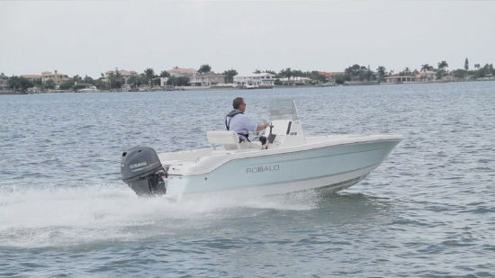 Robalo R160 running shot